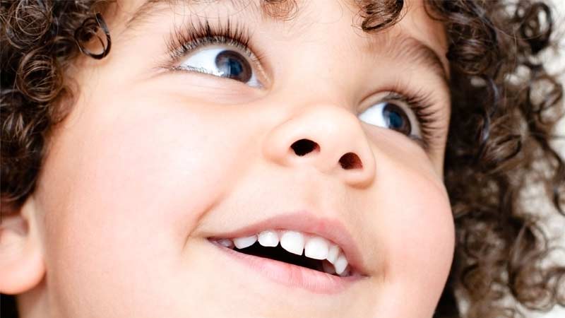 Un bambino sorridente con denti sporgenti