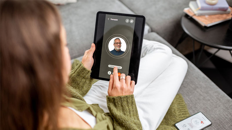 Donna avvia una video visita con un dentista sul tablet