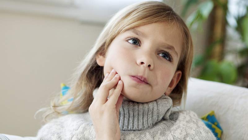 Bambina con dolore alla mandibola