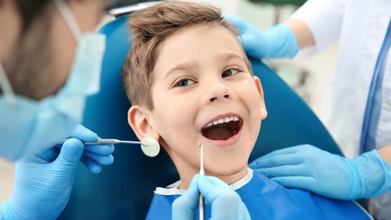 Bambino si sottopone alla sua prima visita ortodontica