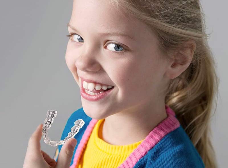 Fine trattamento ortodontico Invisalign nei bambini