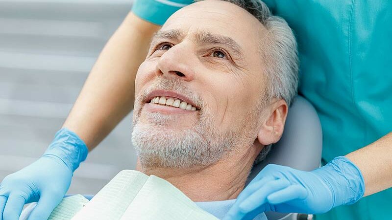 Uomo di mezza età sulla poltrona del dentista